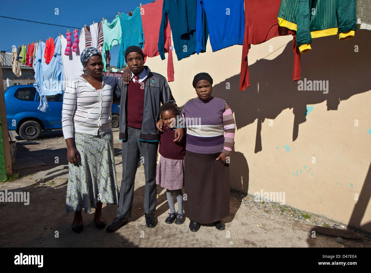 L'Afrique du Sud lycéen, sélectionnés pour une bourse avec sa famille dans leur maison à Philippes township, Cape Town. Banque D'Images