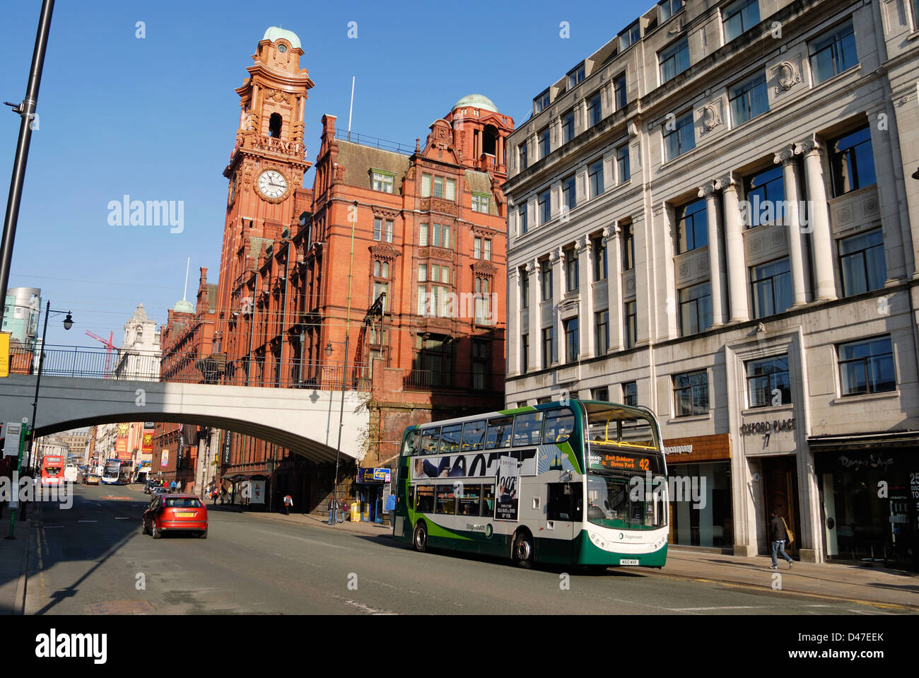 Oxford Road à Manchester montrant le refuge des capacités et pont ferroviaire à la gare d'Oxford Road. Banque D'Images