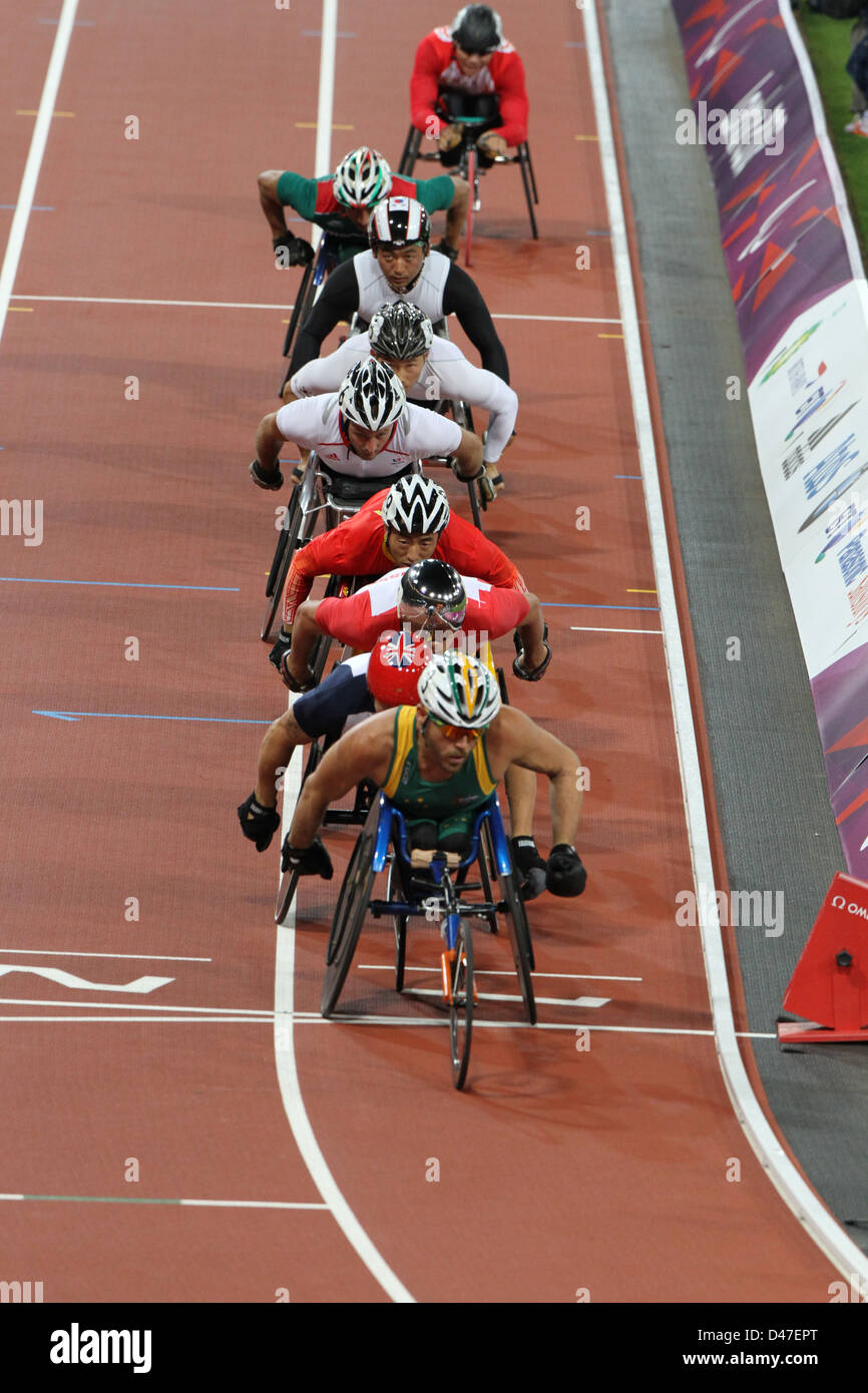 Kurt Fearnley de l'Australie mène mens 5000 mètres T54 dans le stade olympique au Jeux Paralympiques de Londres 2012. Banque D'Images