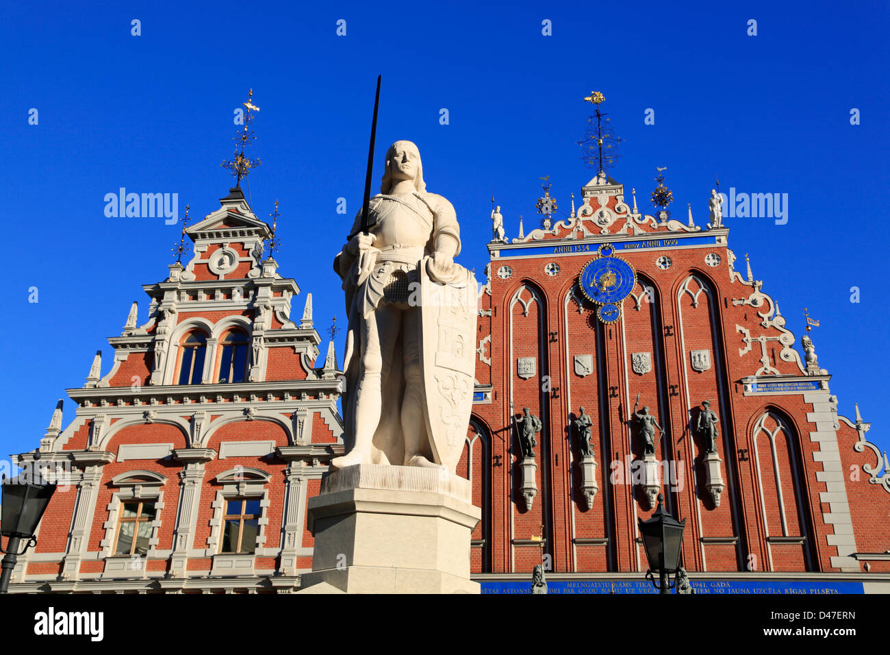 Roland Memorial en face de la Maison des Têtes Noires à la place de l'Hôtel de Ville, Riga, Lettonie Banque D'Images
