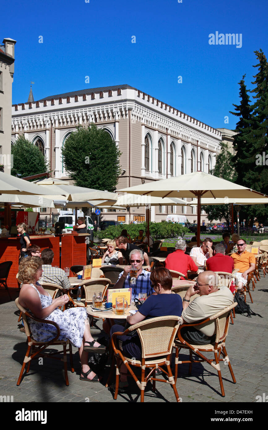 Restaurant à Livu Laukums square en face de la Grande GILDE, Riga Lettonie Banque D'Images