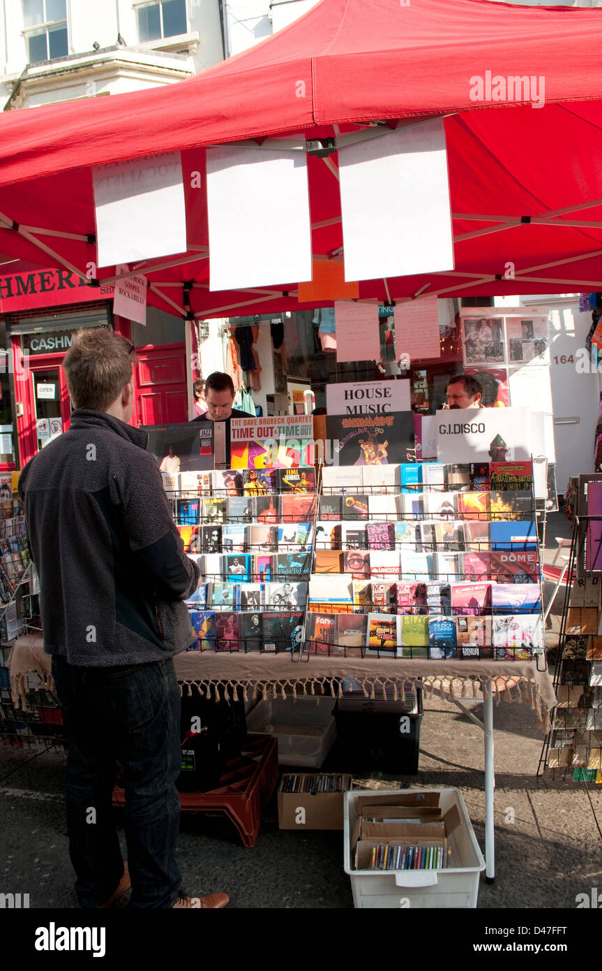 Cd de musique, décrochage du marché de Portobello Road, Notting Hill, Londres, Royaume-Uni Banque D'Images