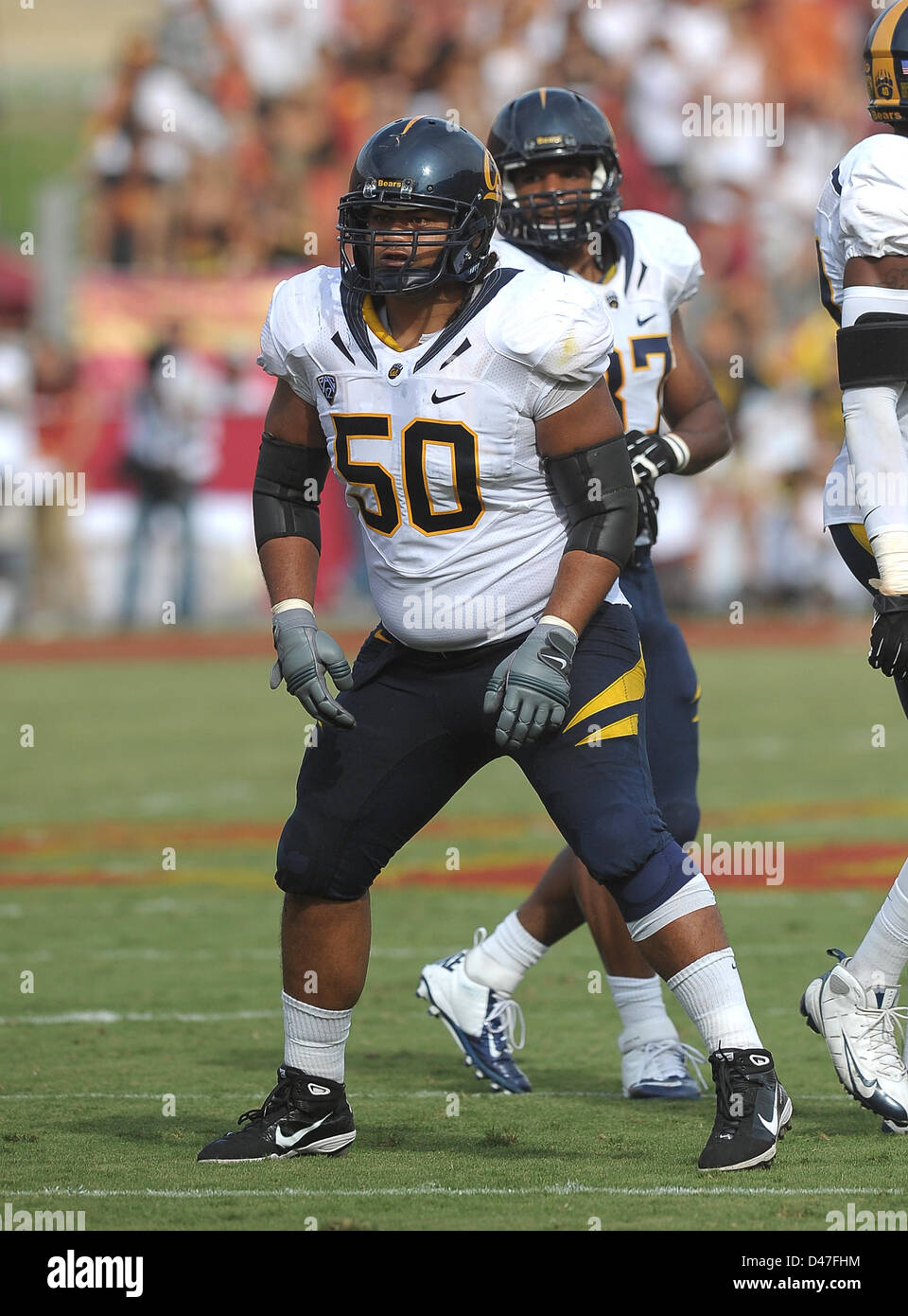 22 septembre 2012 - Los Angeles, CA, États-Unis d'Amérique - le 22 septembre, l'année {} Los Angeles, CA..California Golden Bears joueur défensif (50) Aaron Tipoti au cours de la NCAA Football match entre l'USC Trojans et le California Golden Bears au Coliseum de Los Angeles, Californie. La défaite de l'USC Trojans California Golden Bears 27-9..(crédit obligatoire : Jose Marin / MarinMedia / Cal Sport Media) Banque D'Images