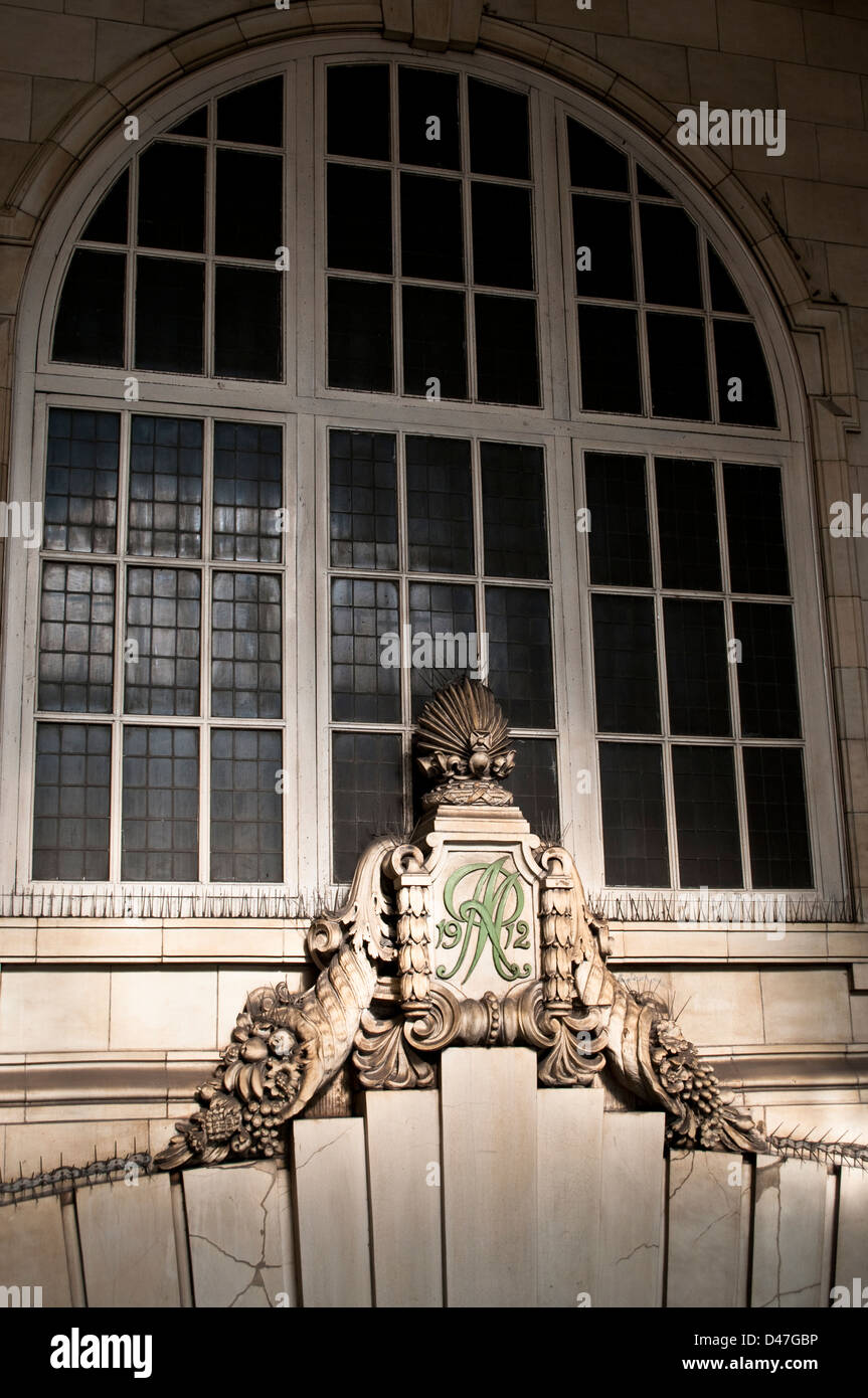 Keystone et cornucopian périphériques à gauche et à droite l'inscription 'MR' et '1912' à l'entrée de la station de métro Baker Street, London UK Banque D'Images