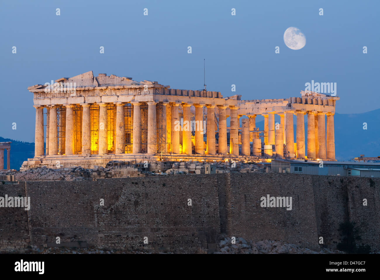 Le Parthénon sur l'Acropole d'Athènes la nuit avec la lune dans le ciel Banque D'Images