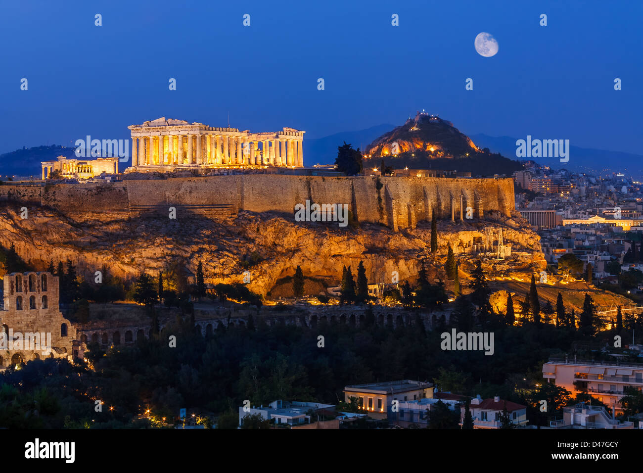 Le Parthénon sur l'Acropole d'Athènes la nuit avec la lune dans le ciel Banque D'Images