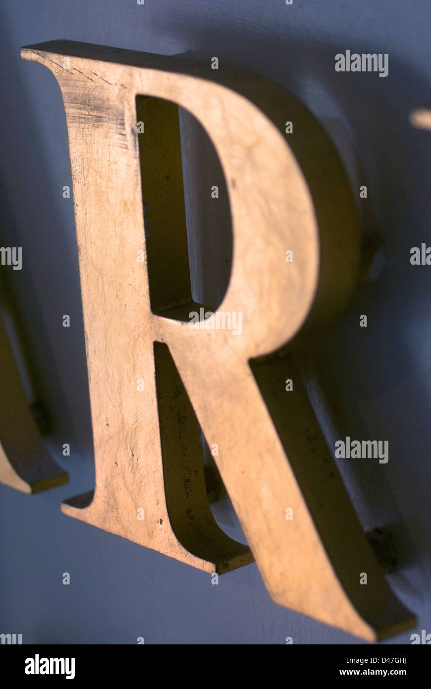 Lettre R en bois peint d'or Banque D'Images