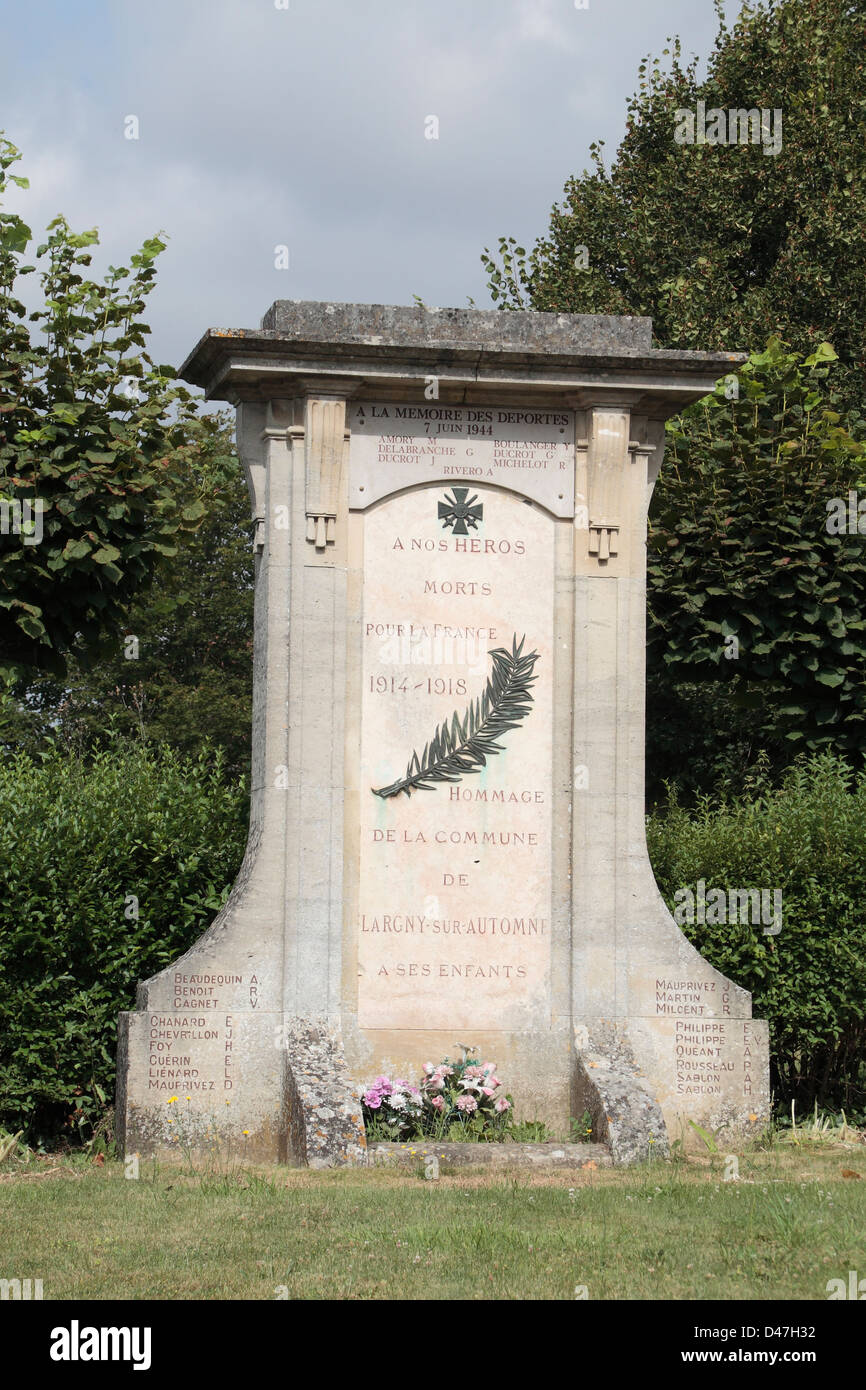 Le Mémorial Largny sur Automne (monument aux morts) dans l'Aisne, Picardie, dans le nord de la France. Banque D'Images