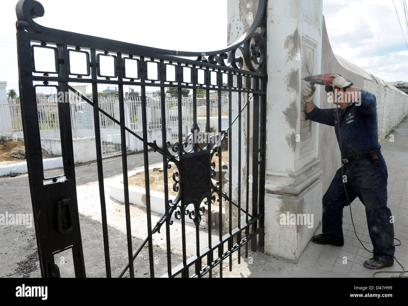 Un plongeur de la marine américaine fore un trou dans une colonne où une plaque commémorative en laiton sera garanti à côté du commodore Oliver Perry porte de cimetière cimetière à lapeyrouse. Banque D'Images