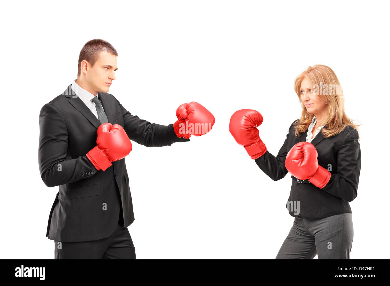 Businesswoman with boxing gloves ayant un combat avec un homme isolé sur fond blanc Banque D'Images