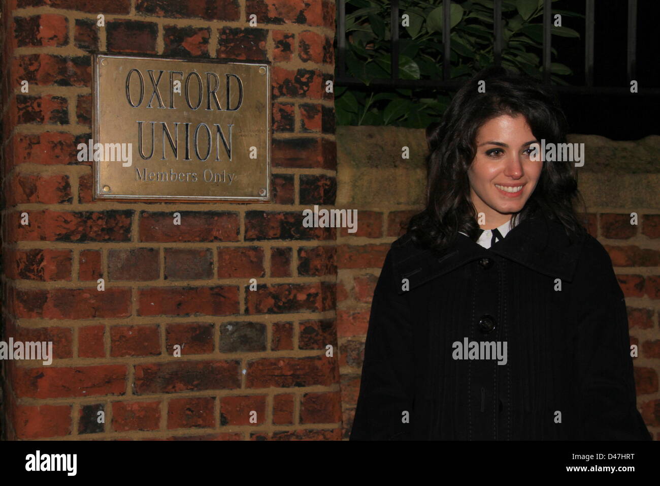 Oxford, UK 7 Mars, 2013. Katie Melua, une chanteuse britannique, auteur-compositeur et musicien arrive à la porte de la plus ancienne société de débats afin de remédier à ses membres. Credit : Pete Lusabia/Alamy Live News Banque D'Images