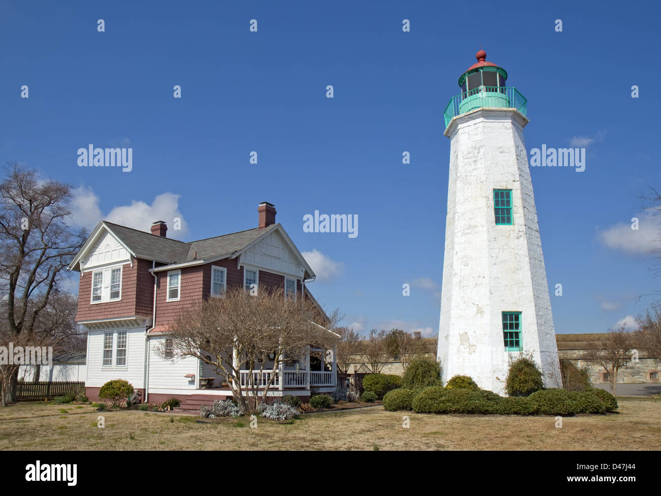 Le vieux phare de Point Comfort keepers et quartiers à Fort Monroe près de Phoebus, Virginie Banque D'Images