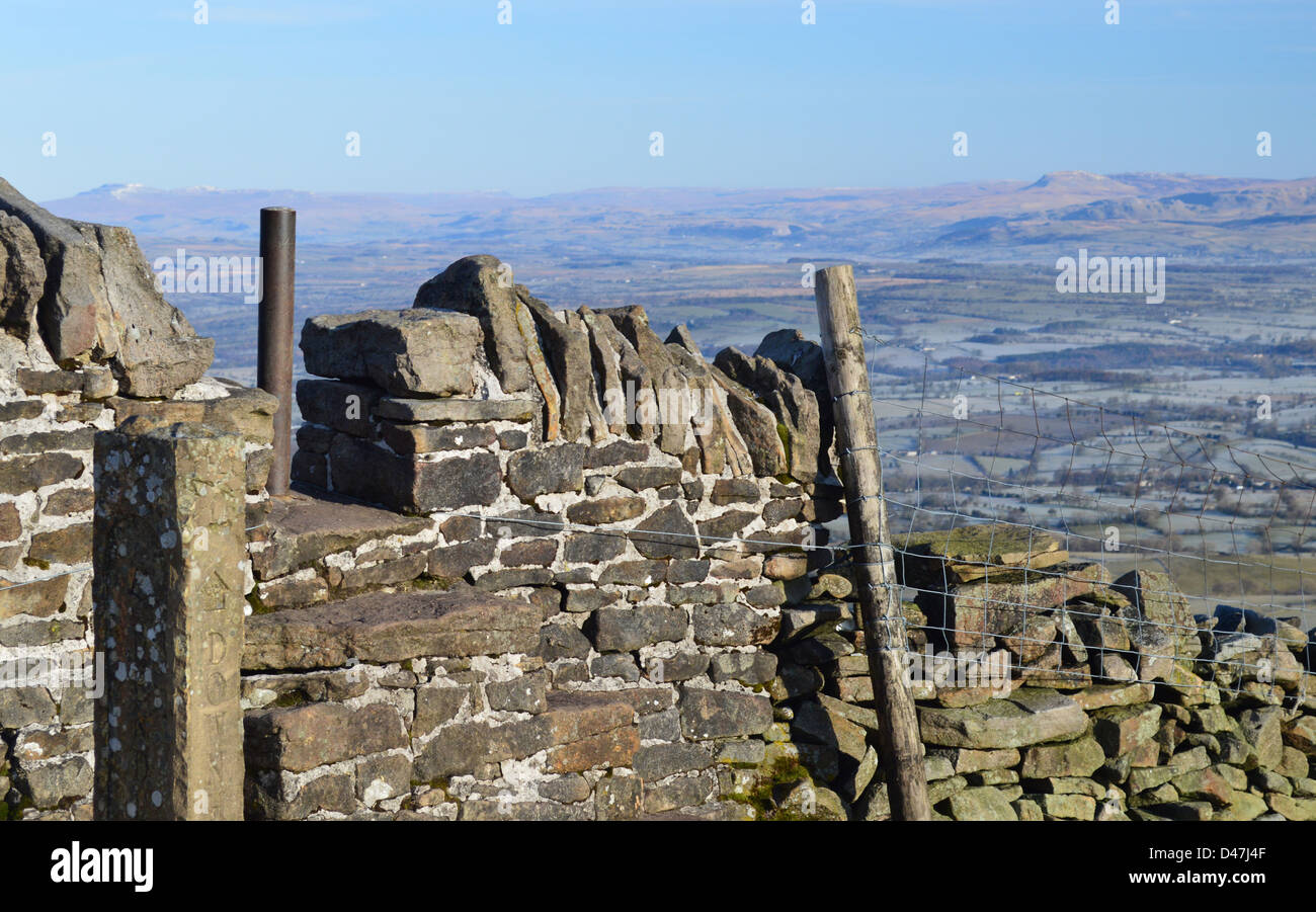 Stile de pierre mur en pierre sèche sur le sommet de la colline de Pendle Ingleborough & Pen-y-Ghent dans le Yorkshire Dales Banque D'Images