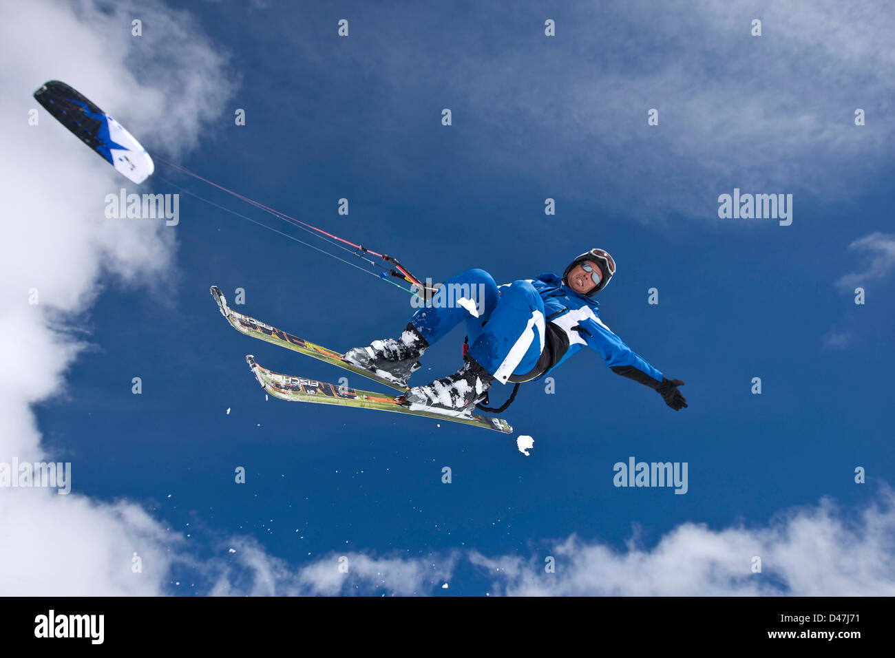 Le ski cerf-volant angle faible et ciel bleu, Autriche Banque D'Images
