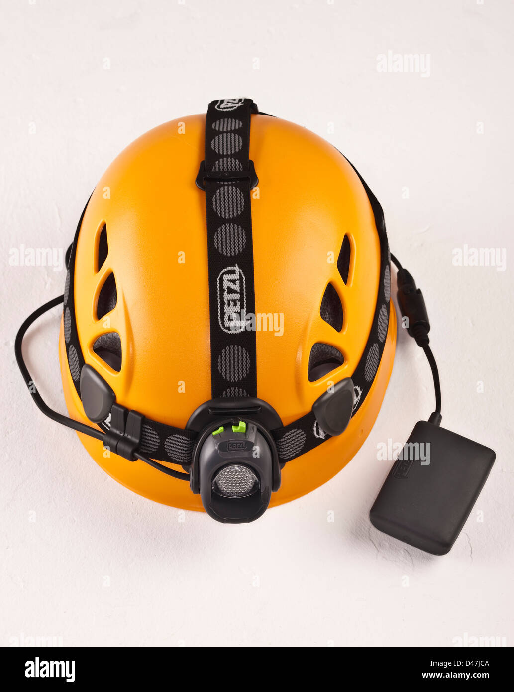 Disque jaune casque avec lampe frontale lumière Banque D'Images