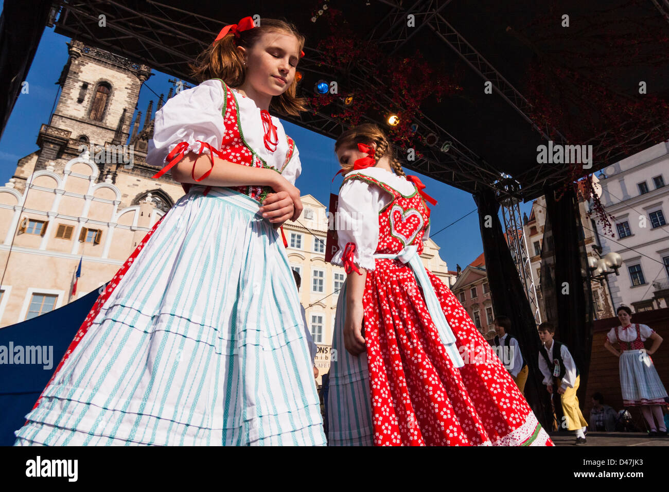 Les filles en costume traditionnel prêt à effectuer à l'étape du Marché de Pâques à la place de la vieille ville. Prague, République Tchèque Banque D'Images