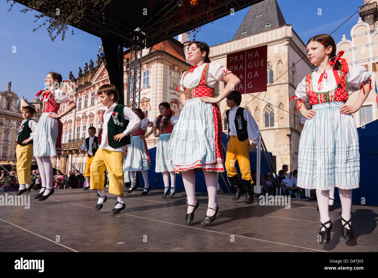 Les enfants de danse en costume traditionnel Marché de Pâques à l'étape de la place de la vieille ville. Prague, République Tchèque Banque D'Images