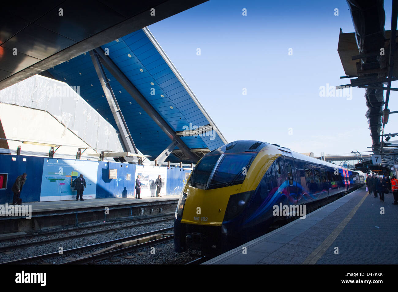 Les nouveaux toits escalator à la gare de Reading avec classe 180 102 en attente avec un service à Great Malvern Banque D'Images