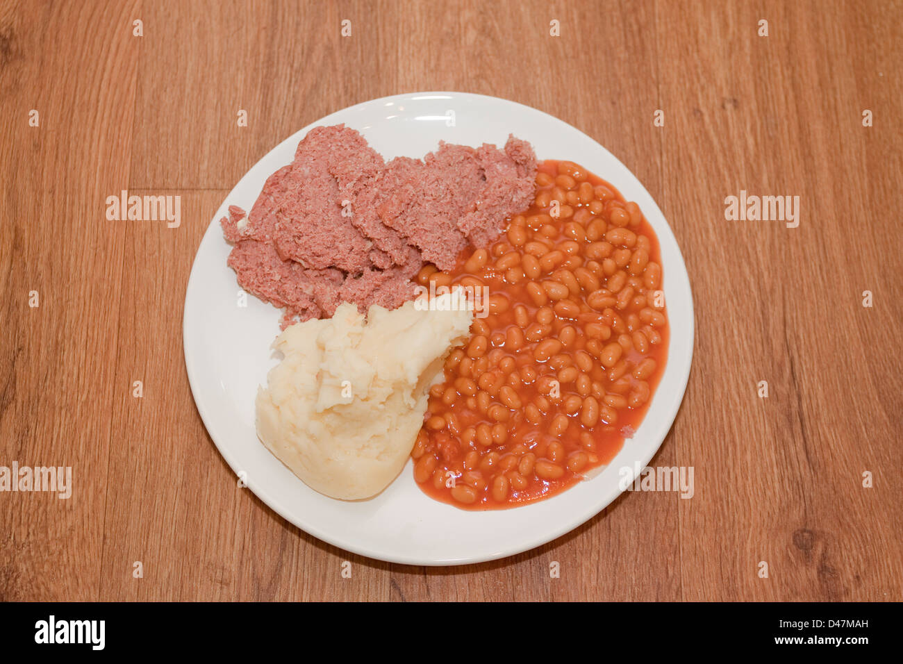 Le corned-beef haricots cuits au four et purée de pommes de terre sur la plaque de repas Banque D'Images