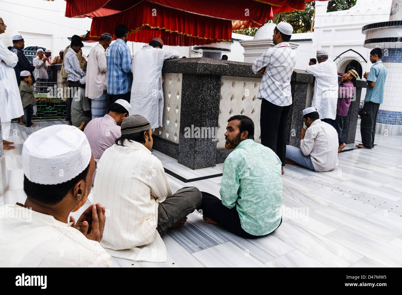 Les dévots au sanctuaire et tombeau de Saint Soufi Hazrat Shah Jalal à Sylhet, un important lieu de pélerinage pour les musulmans du Bangladesh. Banque D'Images