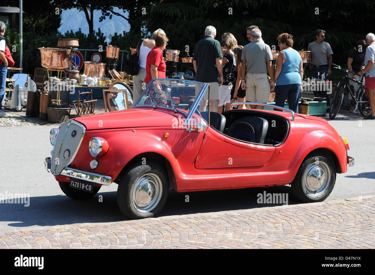 Marché d'antiquités, le nord de l'Italie,Ghisallo,Août 2008. 'Classique' oui-oui voiture au célèbre marché d'antiquités de Ghisallo,Italie. Banque D'Images