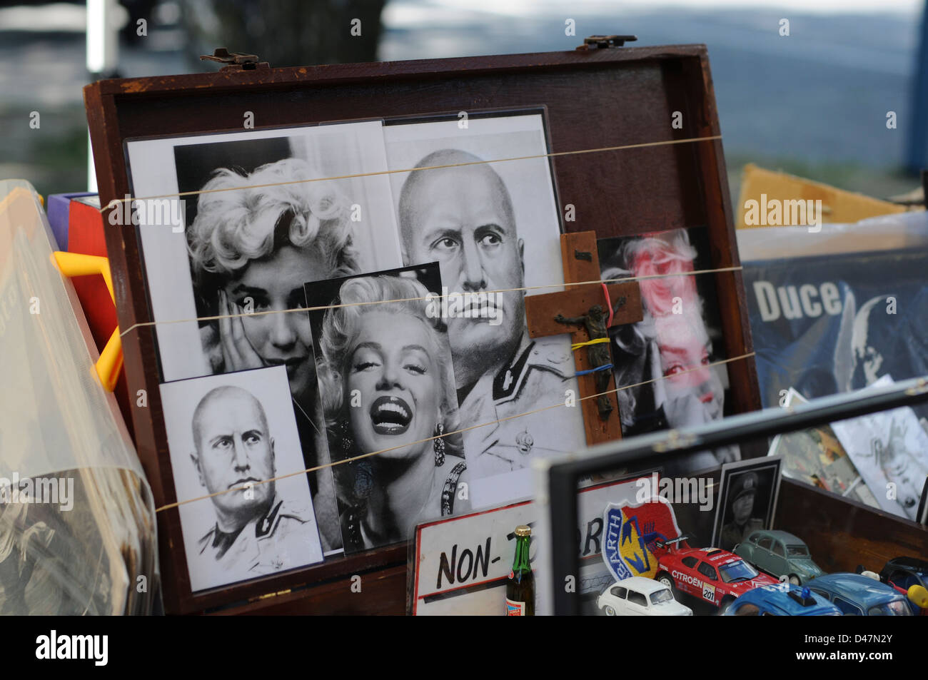 Marché d'antiquités,Ghisallo,le nord de l'Italie,Août 2008. Images de Mussolini et de Marilyn Monroe en vente sur le marché des collectionneurs. Banque D'Images