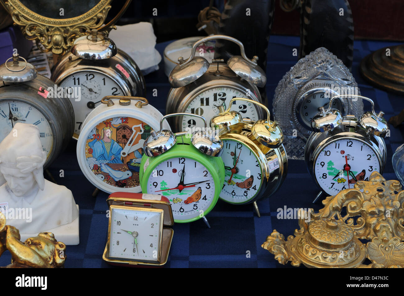 Marché d'antiquités,Ghisallo,le nord de l'Italie,Août 2008. Collection de réveils à l'Antiquités et Brocante, Chisallo,Italie. Banque D'Images