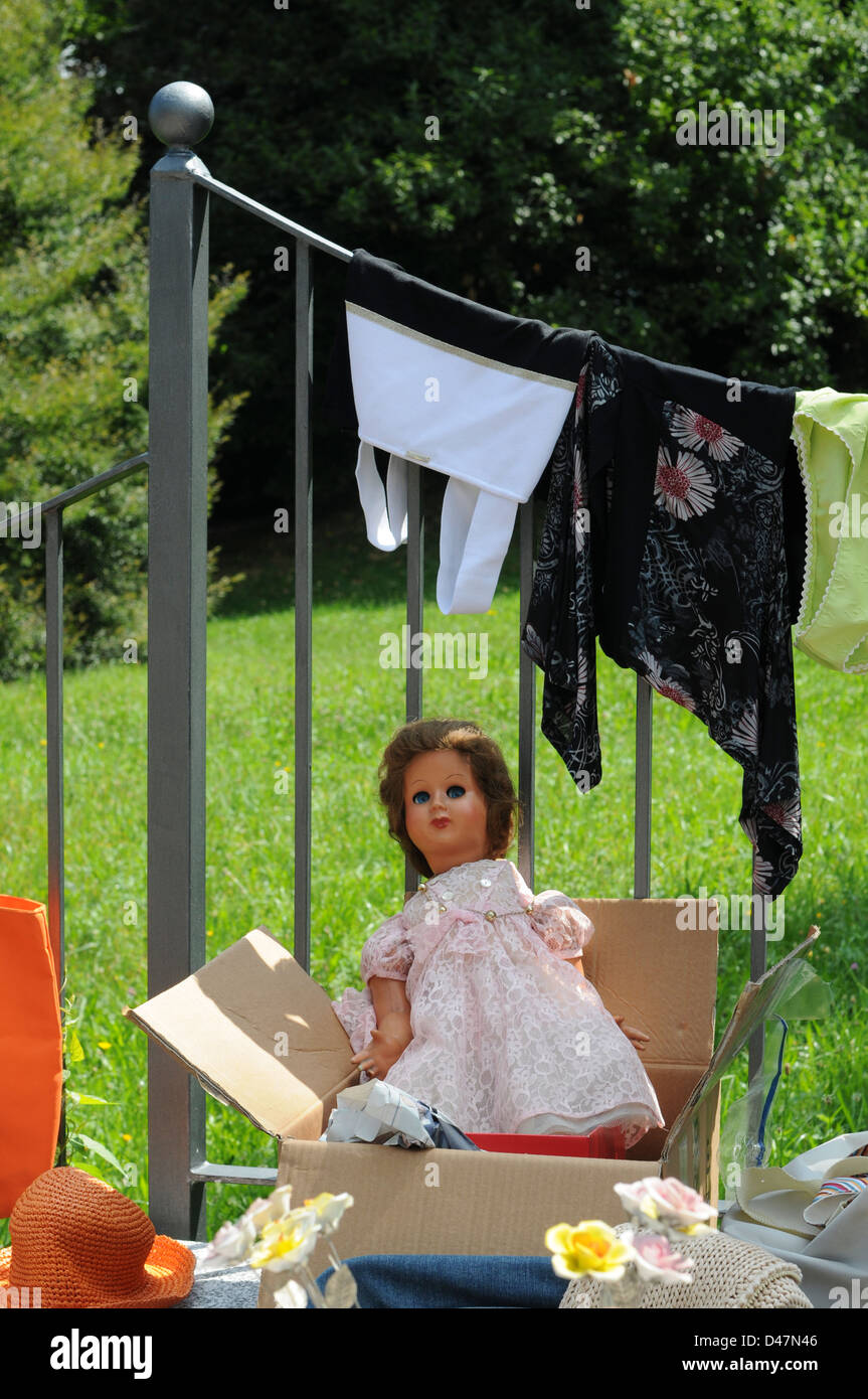 Marché d'antiquités,Ghisallo,le nord de l'Italie.Août 2008. Une poupée attend un nouveau propriétaire au marché d'Antiquités mensuelle Ghisallo,Italie. Banque D'Images
