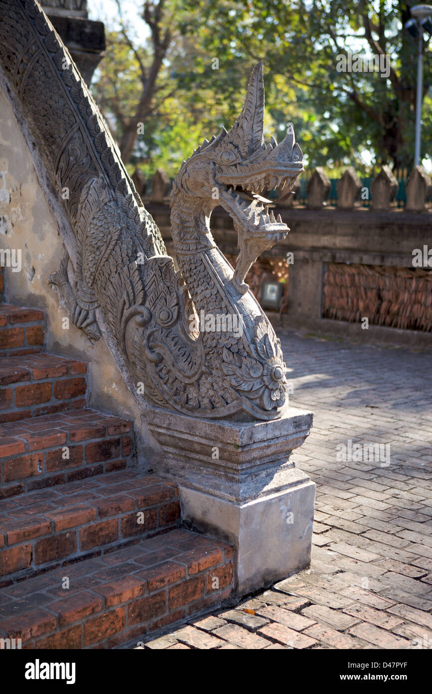 Détail d'un dragon en pierre à Haw Pha Kaeo temple de Vientiane, Laos Banque D'Images