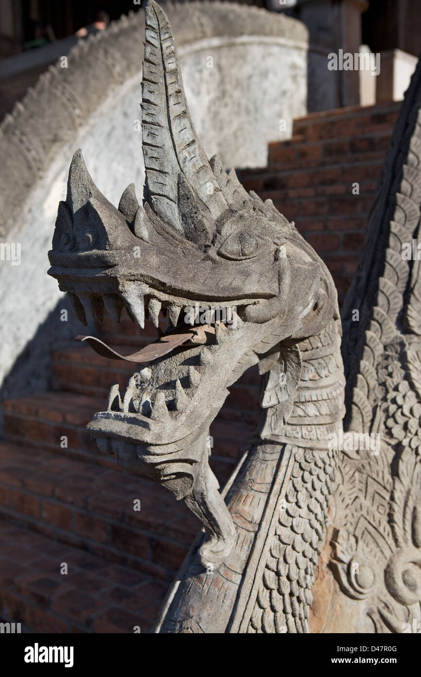 Détail d'un dragon en pierre à Haw Pha Kaeo temple de Vientiane, Laos Banque D'Images