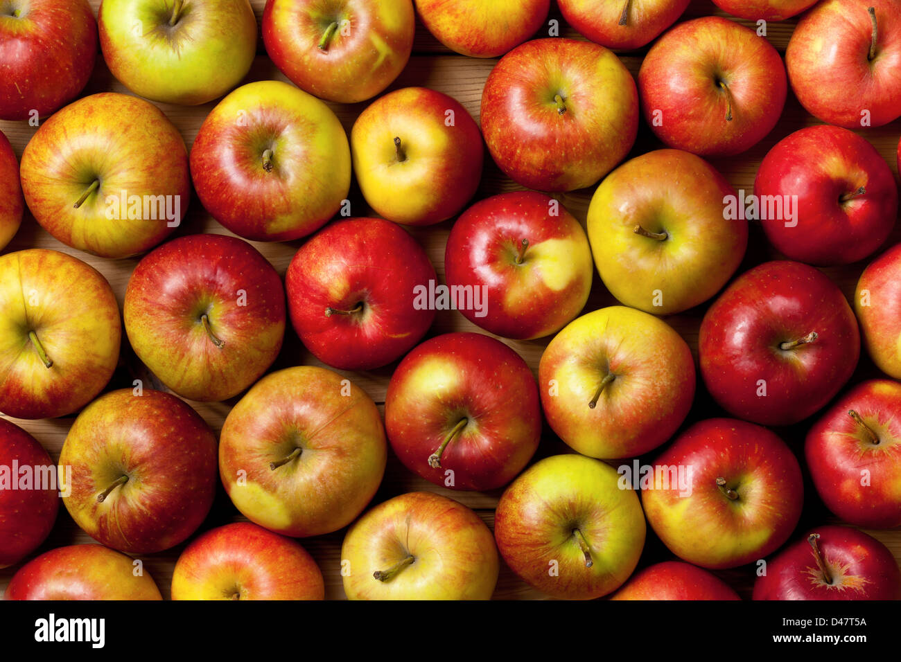 Contexte Les pommes, fruits frais sur la table de bois, vue du dessus Banque D'Images