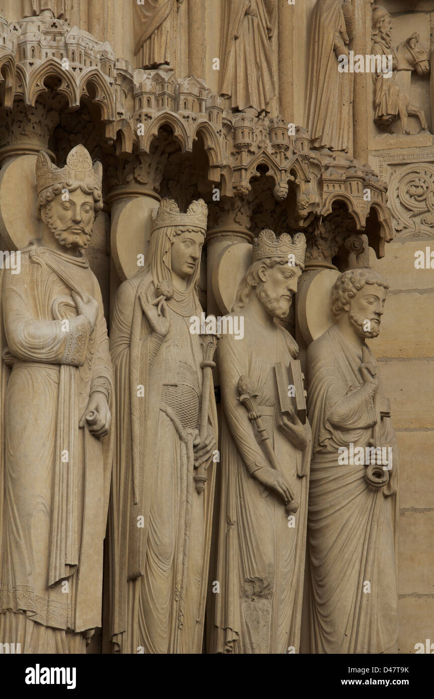 Gothique français. Statues sur la façade ouest de la Cathédrale Notre Dame représentant un roi, de la Reine de Saba, le roi Salomon et Saint Pierre. Paris, France. Banque D'Images