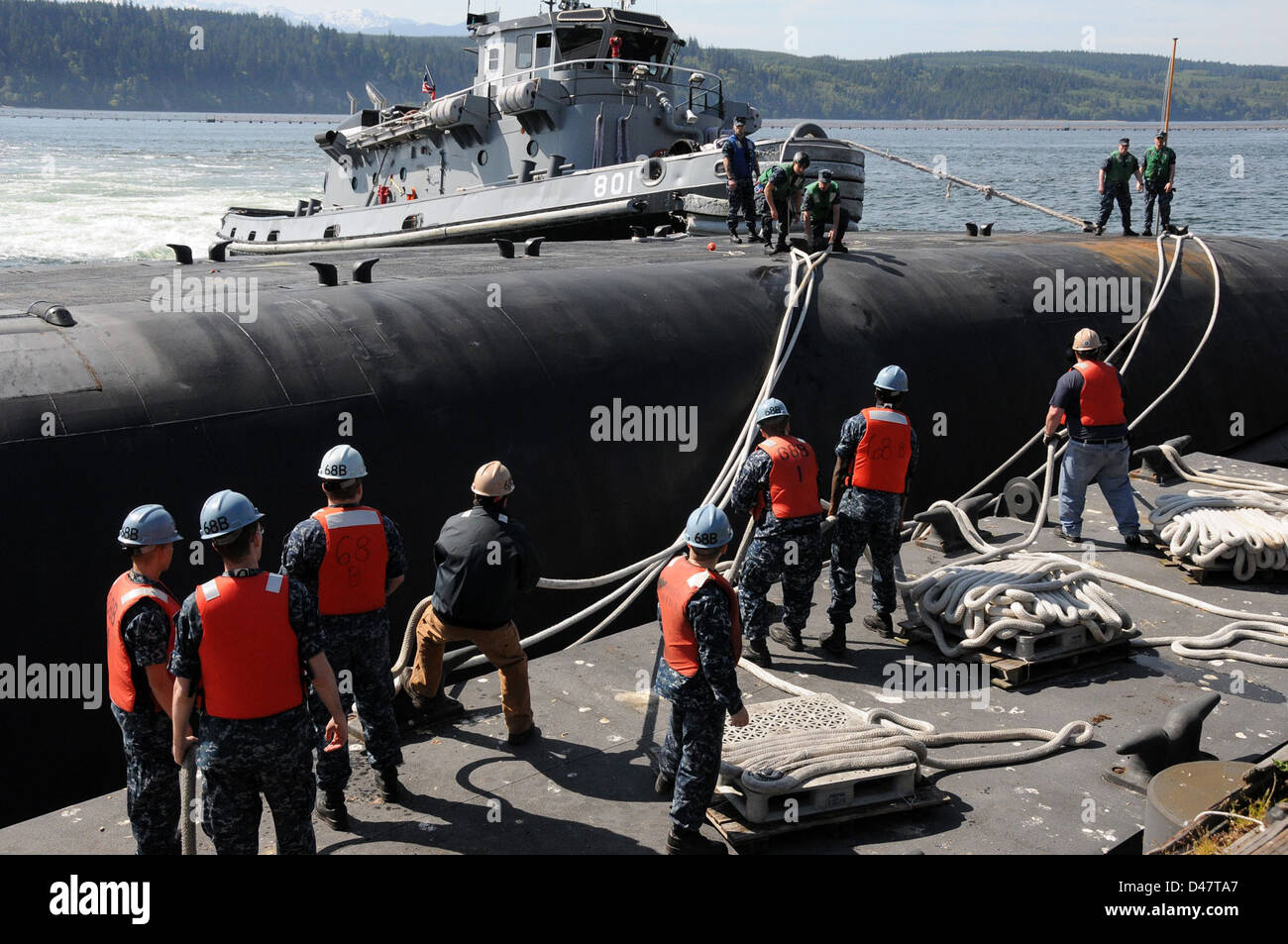 L'équipage bleu de l'USS Henry amarre le navire à son retour à la base navale Kitsap-Bangor, terminant un déploiement et retournant au port d'attache. Banque D'Images