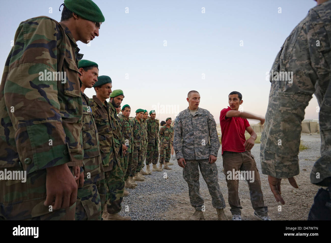 Kandahar, Afghanistan - 24 septembre 2010 : les militaires de l'ANA line jusqu'à recevoir une formation de soldats américains. Banque D'Images