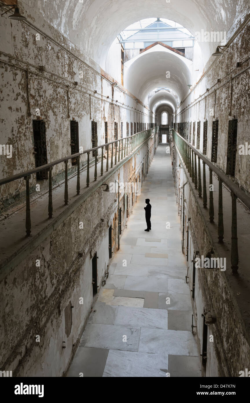 Cellule de prison high angle view avec une figure lointaine méconnaissable, au Pénitentiaire de l'État, Philadelphia, PA, USA. Banque D'Images
