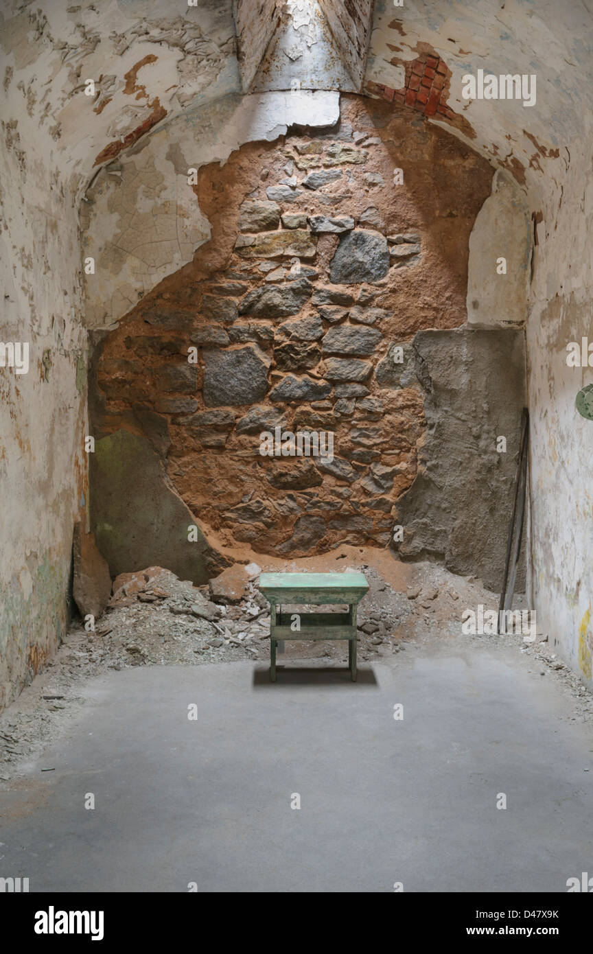 Chaire en solitaire vide cellule de prison avec puits au-dessus, au Pénitentiaire de l'État, Philadelphia, PA, USA. Banque D'Images