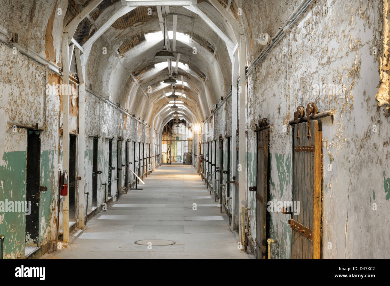 Cellule de prison, vide et vieux, au Pénitentiaire de l'État, Philadelphia, PA, USA. Banque D'Images