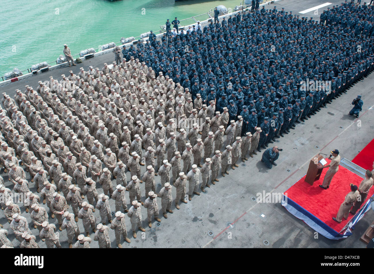 Le commandant de la flotte américaine du Pacifique s'adresse à un groupe de marins et soldats sur le pont du USS Makin Island. Banque D'Images