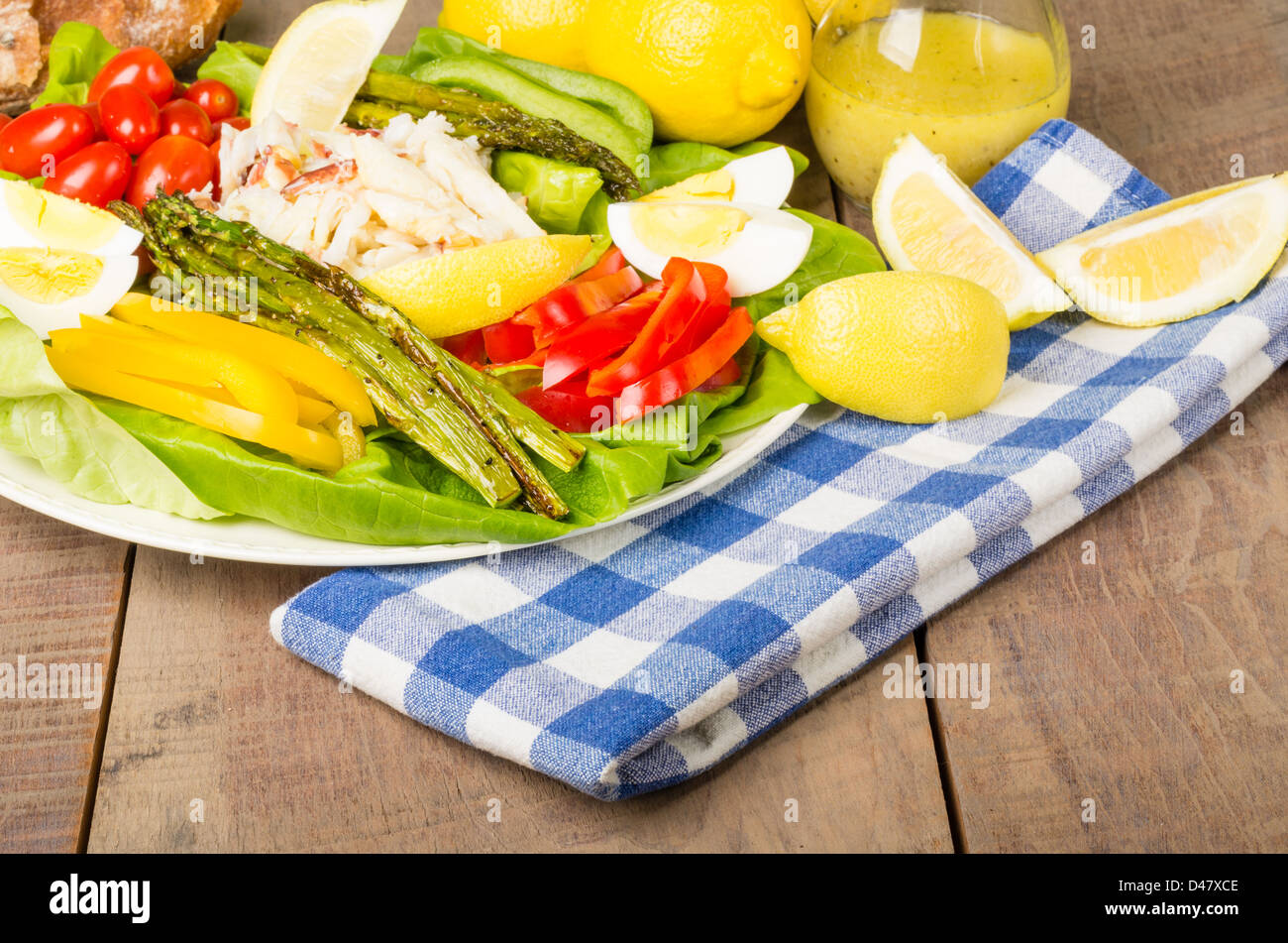 Salade de crabe frais aux asperges et citrons Banque D'Images