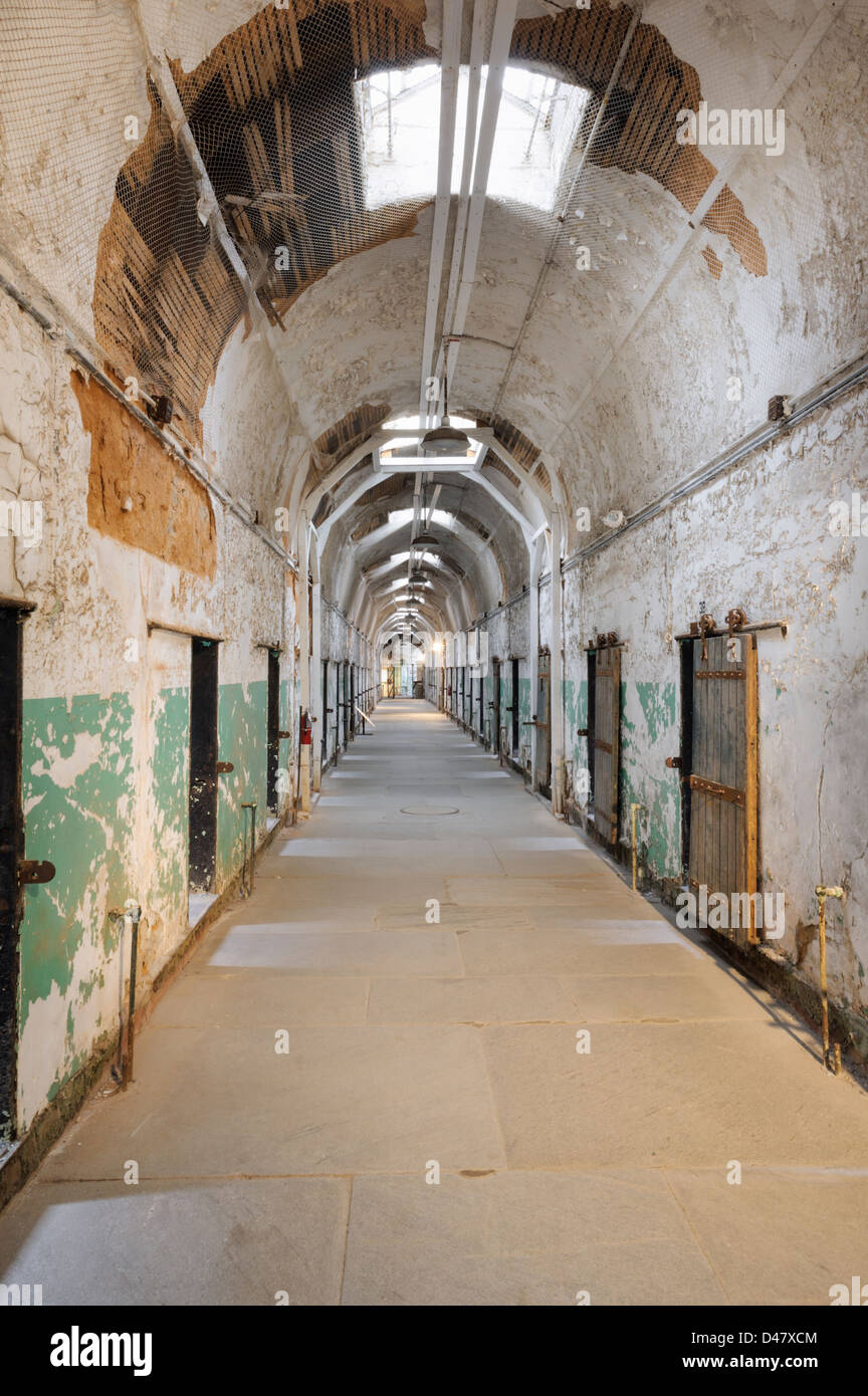 Cellule de prison, vide et vieux, au Pénitentiaire de l'État, Philadelphia, PA, USA. Banque D'Images