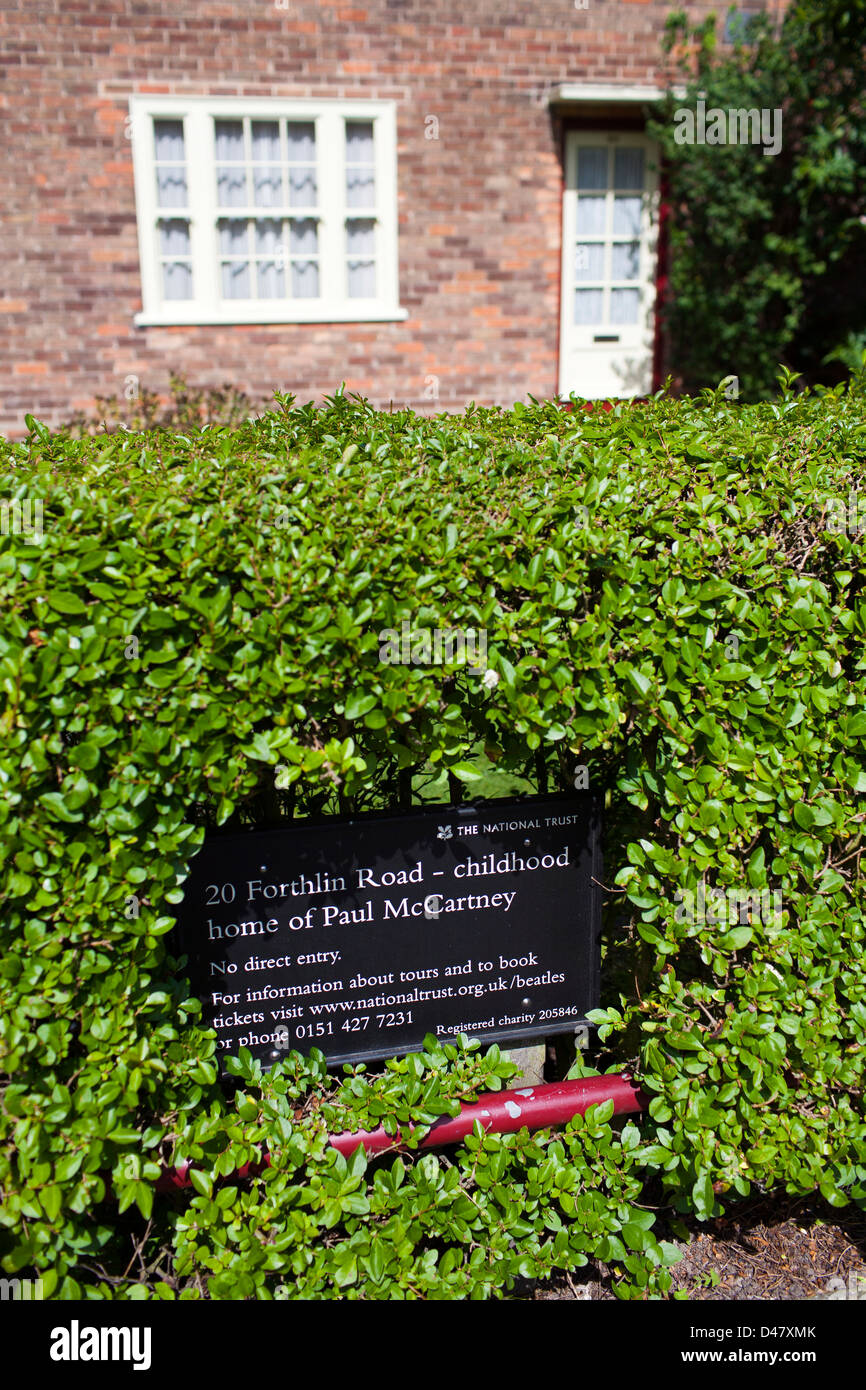 Une plaque en face de 20 Forthlin road, la maison d'enfance de Paul McCartney , l'un des Beatles à South Liverpool Banque D'Images