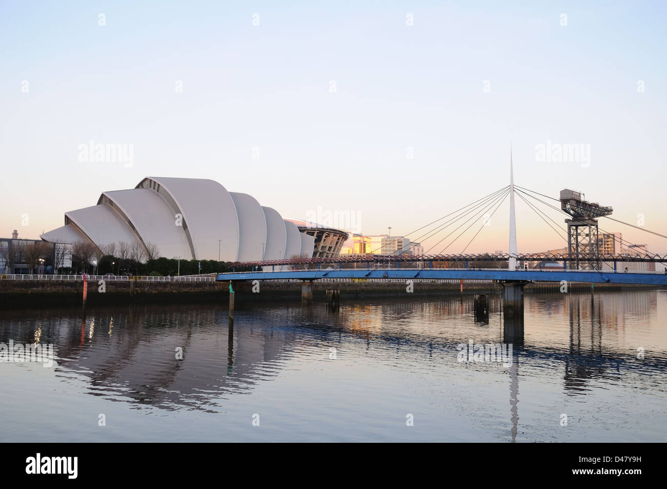 La sonnerie bridge, armadillo et Finnieston crane sur la Clyde, Glasgow, Écosse, Royaume-Uni Banque D'Images