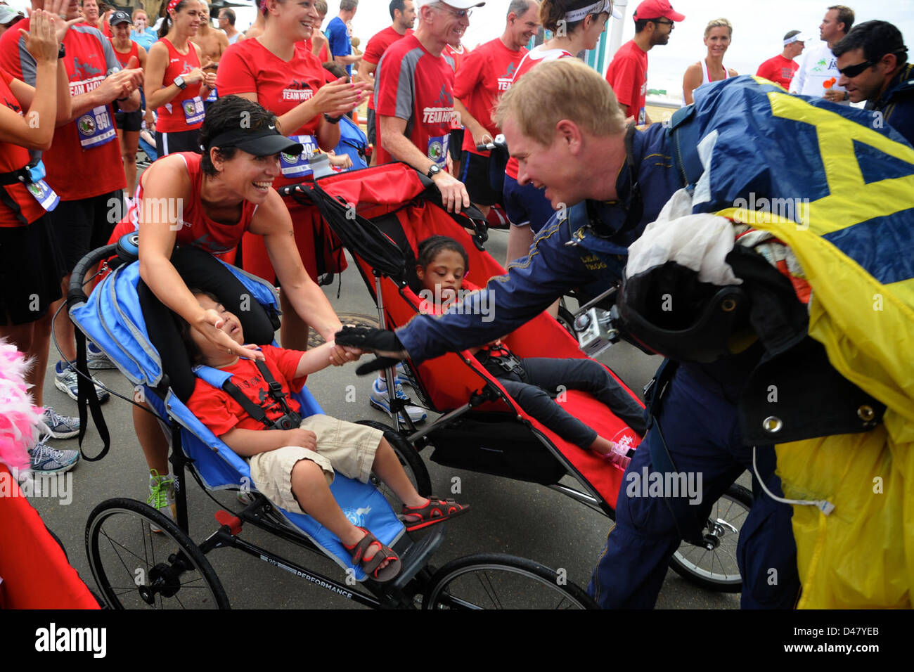 Un marin de la marine américaine s'engage avec les participants dans le cadre du Leap Frogs Navy SEAL Recruiting et de l'événement de l'équipe de parachutistes de la marine américaine à Virginia Beach. Les Leap Frogs font partie des efforts de l'US Navy pour recruter des candidats potentiels pour la guerre spéciale navale à travers des démonstrations publiques et des démonstrations de compétences en parachute. Banque D'Images Un marin de la marine américaine s'engage avec les participants dans le cadre du Leap Frogs Navy SEAL Recruiting et de l'événement de l'équipe de parachutistes de la marine américaine à Virginia Beach. Les Leap Frogs font partie des efforts de l'US Navy pour recruter des candidats potentiels pour la guerre spéciale navale à travers des démonstrations publiques et des démonstrations de compétences en parachute. Banque D'Images