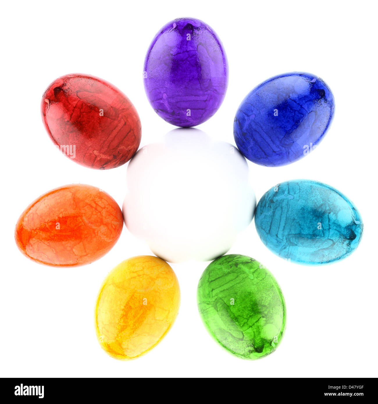 Cercle d'oeufs de Pâques peints en couleurs arc-en-ciel. Banque D'Images