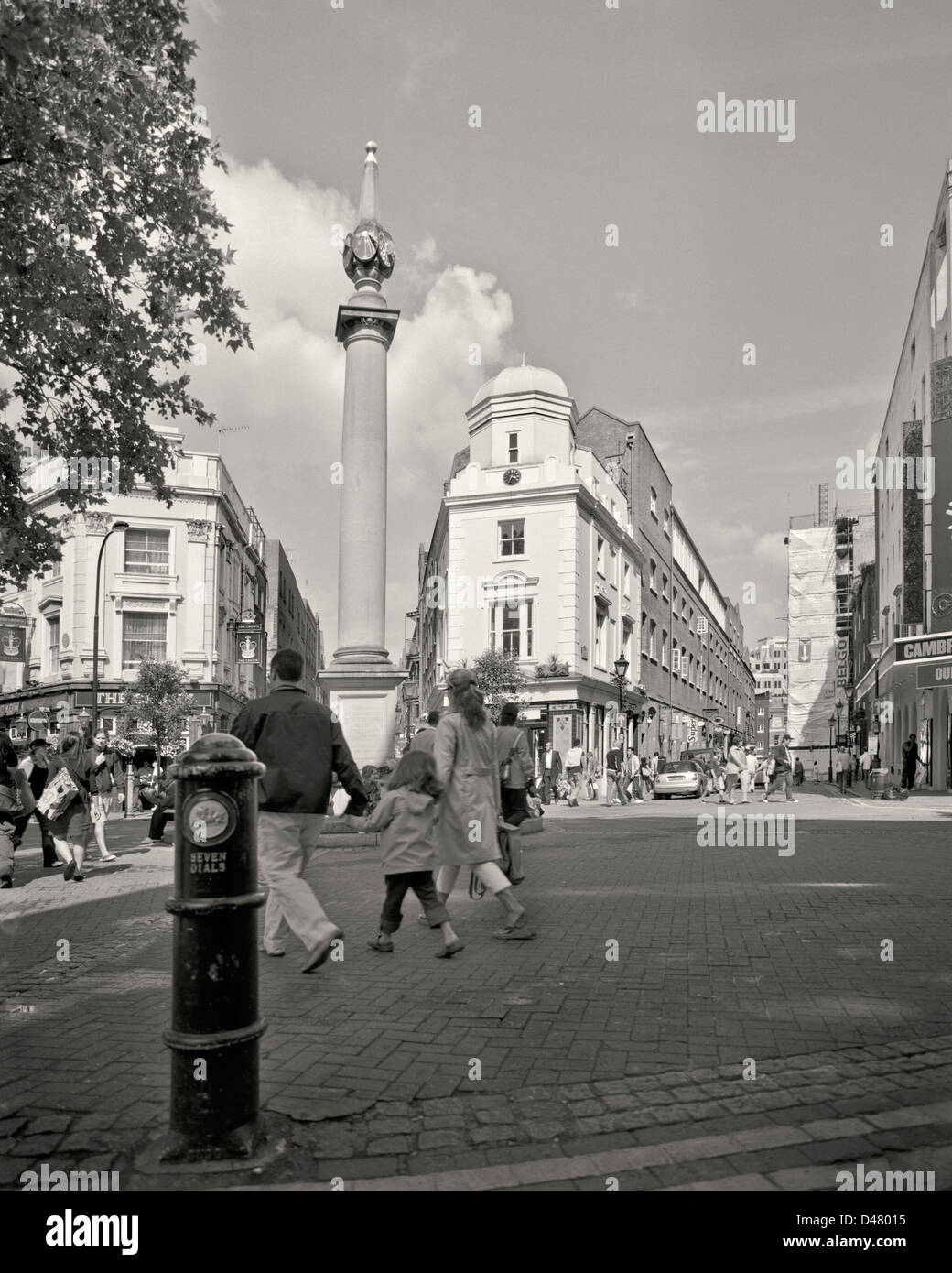 Numérisation de film noir et blanc de London's Seven Dials Banque D'Images