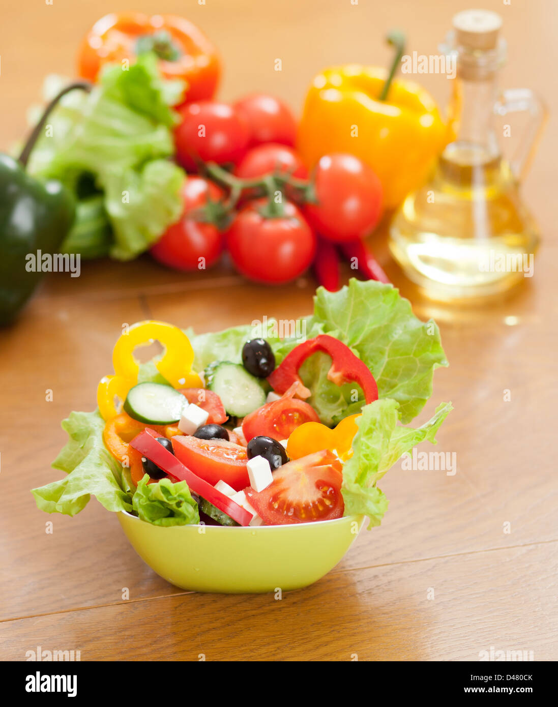Salade grecque sain, des légumes et une bouteille avec de l'huile de tournesol comme arrière-plan Banque D'Images