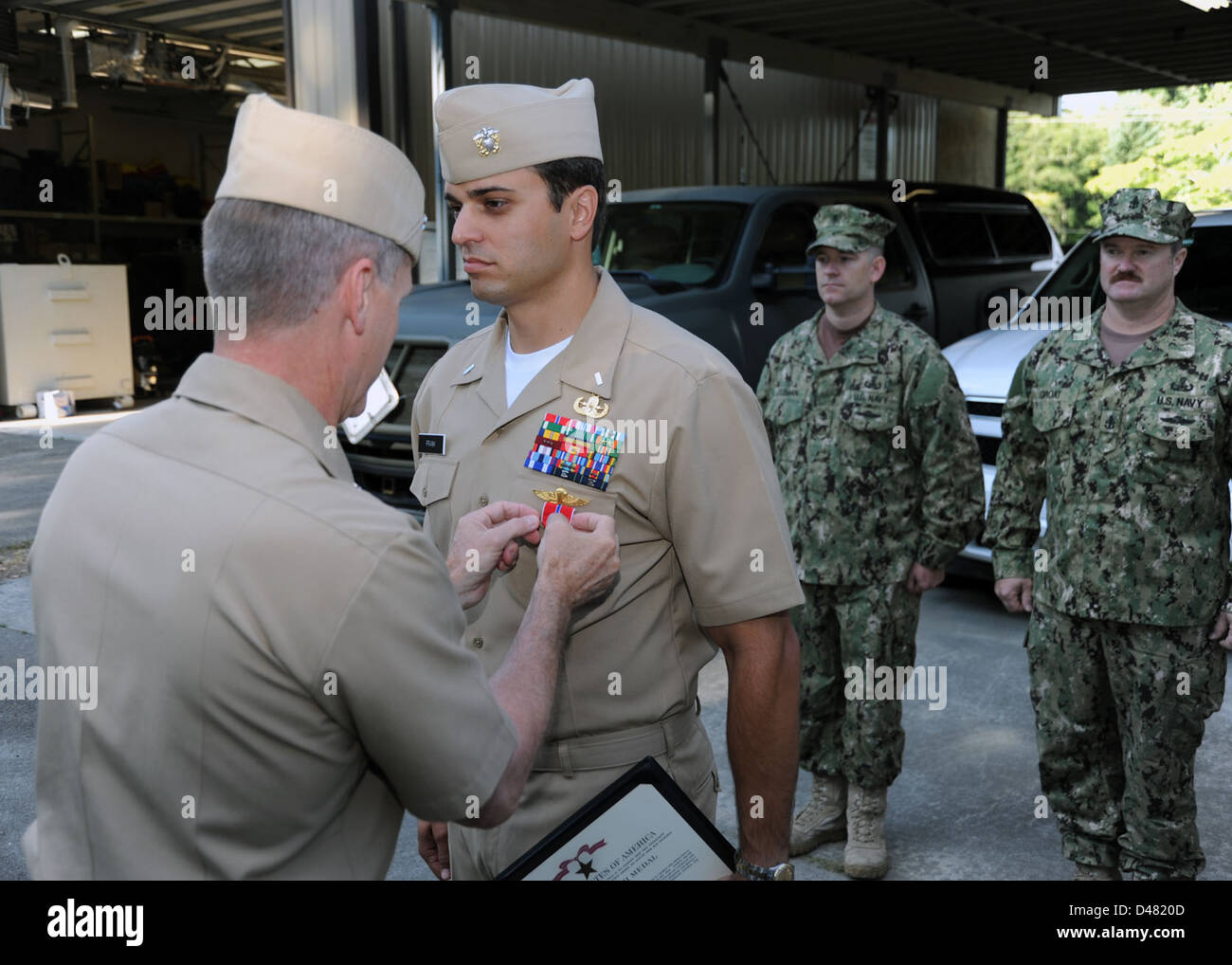 Le commandant de la Navy Region Northwest remet la Bronze Star Medal avec combat V à un membre de la Navy à Silverdale, Washington, reconnaissant leur héroïsme et leur courage au combat. Banque D'Images