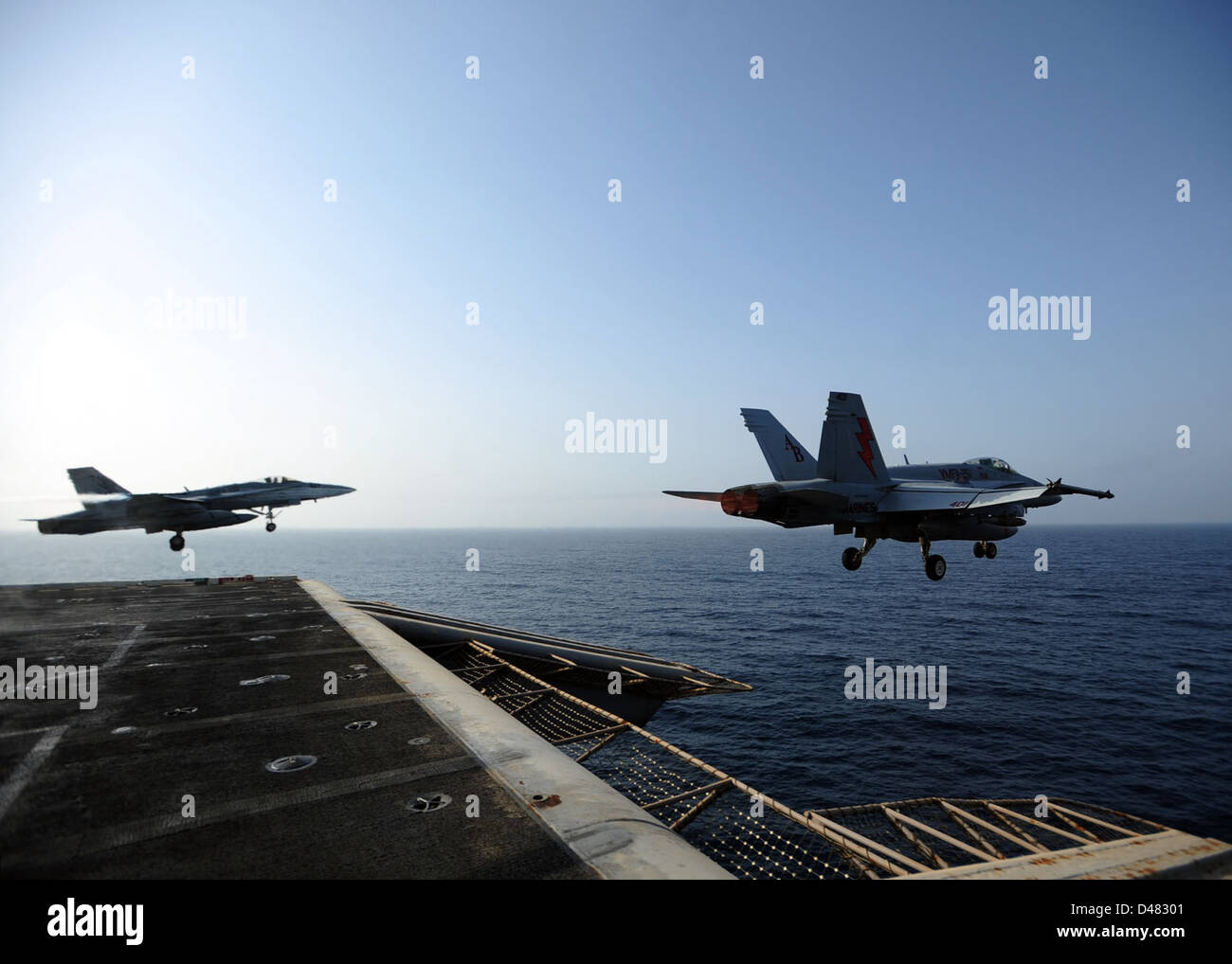 Le commandant (CO) d'un porte-avions de l'US Navy effectue un vol depuis le pont d'envol à bord d'un F/A-18C Hornet lors d'un exercice d'entraînement en mer d'Arabie. La manœuvre fait partie des procédures opérationnelles normalisées pour l'aviation basée sur les transporteurs. Banque D'Images