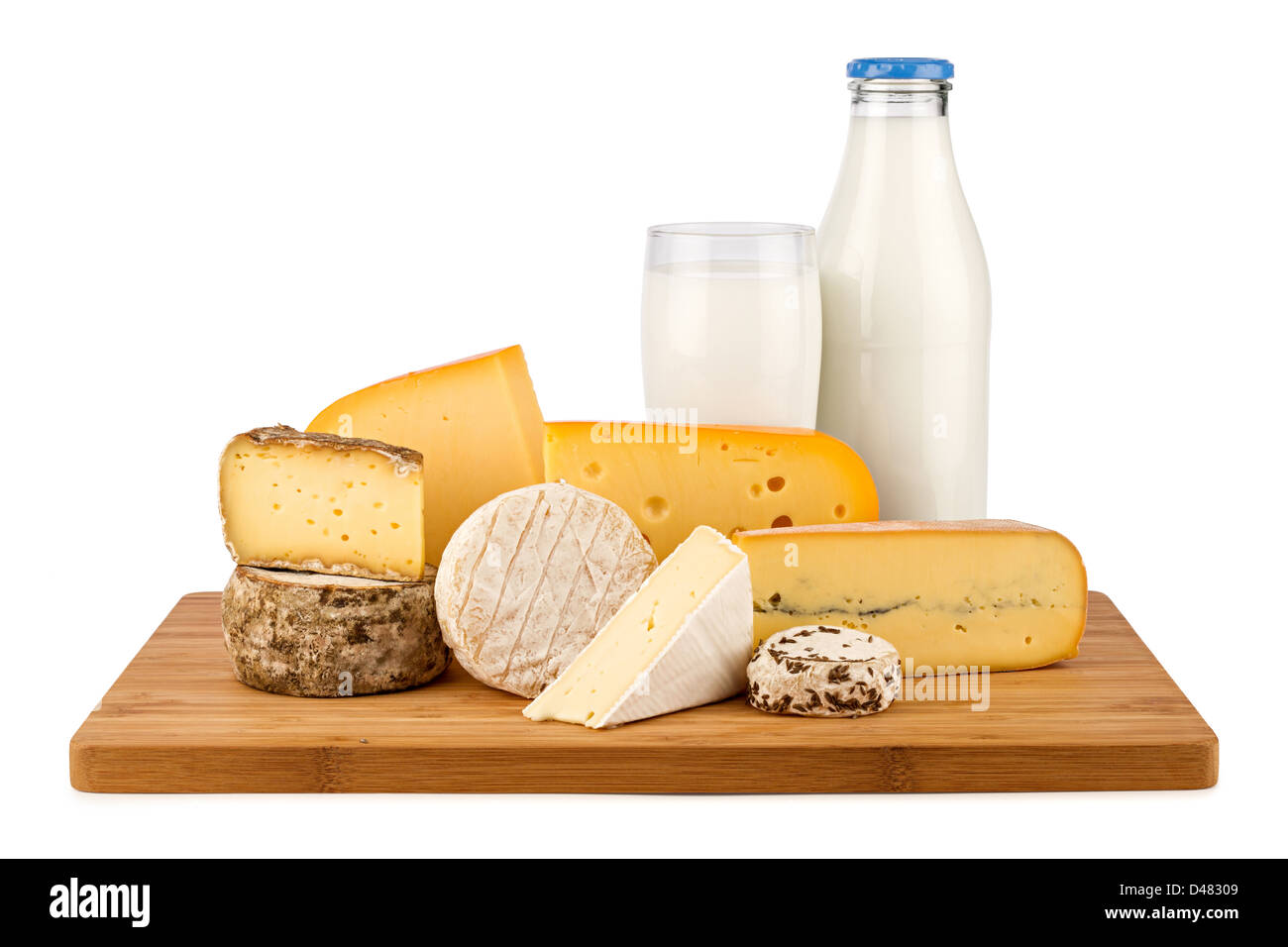Sélection de fromages et bouteille de lait Banque D'Images