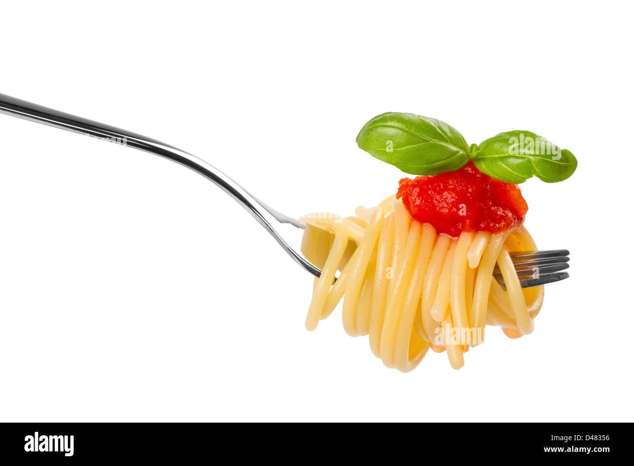 Fourche avec de la sauce à spaghetti et basilic sur fond blanc Banque D'Images